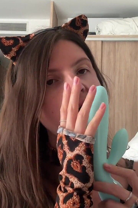 Solo Stream Leopard Toy Sucking