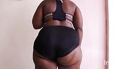 Sexy ebony twerking Anda mengintip gaunnya