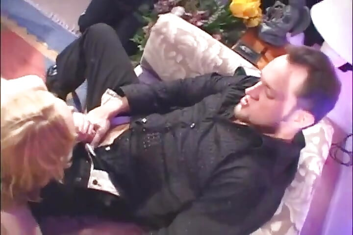 ¡dame Más! - Rubia Con Grandes Tetas Es Follada Duro En Trío