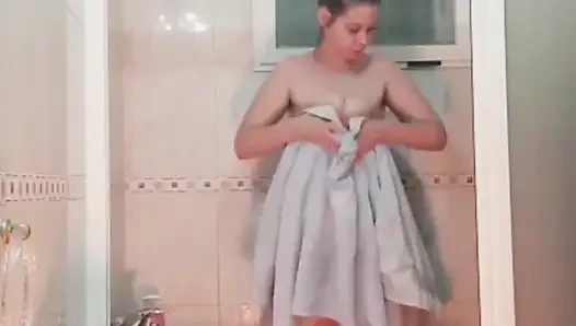 Kız arkadaş duşta