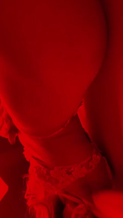Ela está sozinha na cama e suas mãos gostariam que estivessem exatamente onde os dedos dela estão 😈