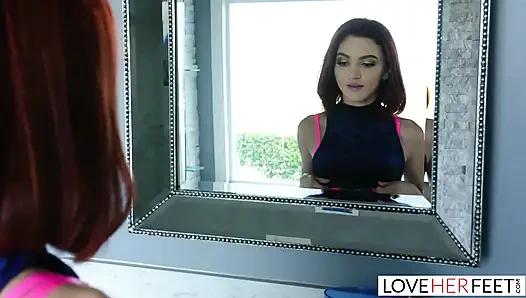 Minyon kızıl saçlı lola fae ayaklarına tapıyor