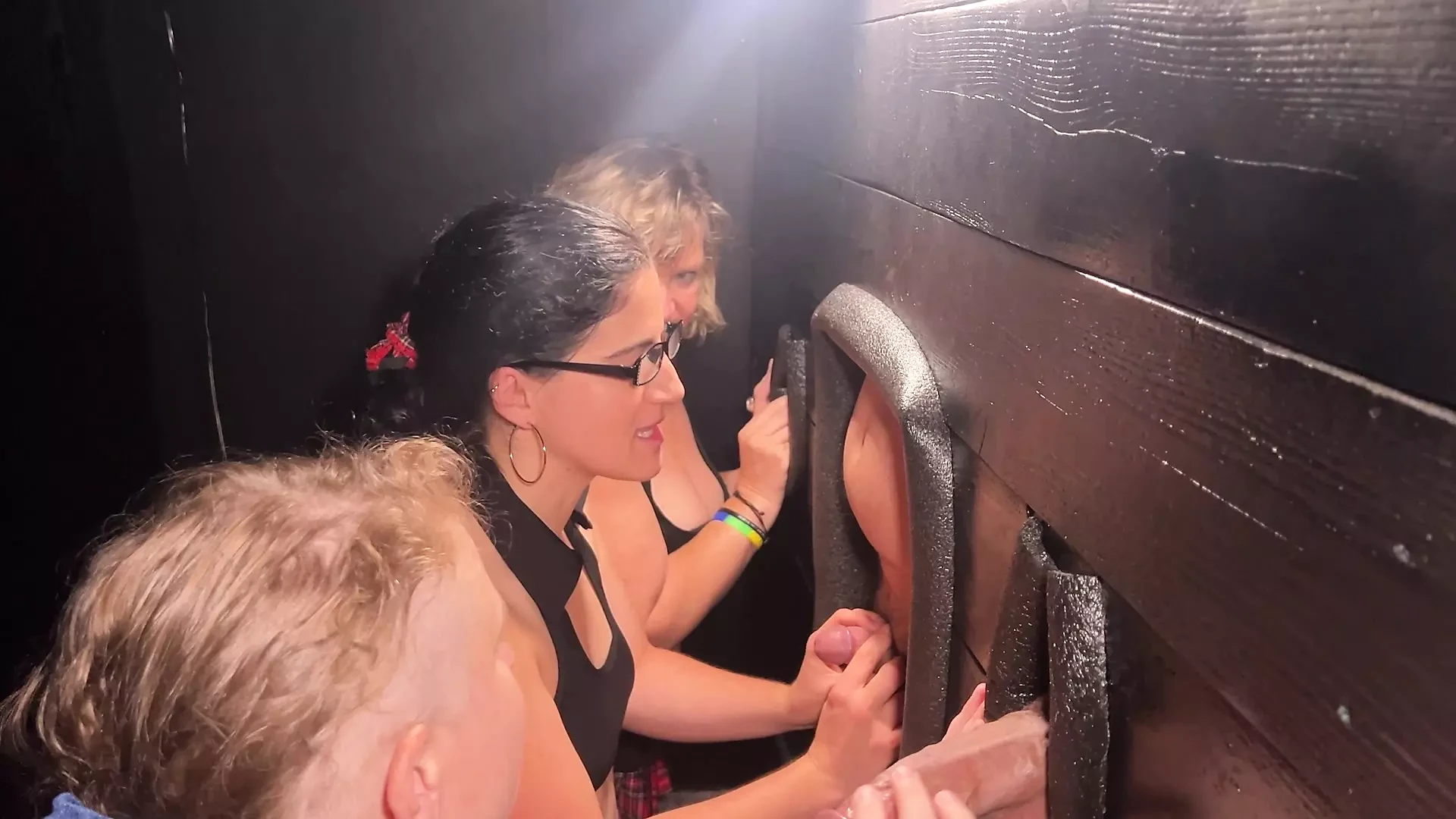 Fordított gloryhole interjúk: Kérdések feltevése a farkukat szopó emberekről - Cliff Media