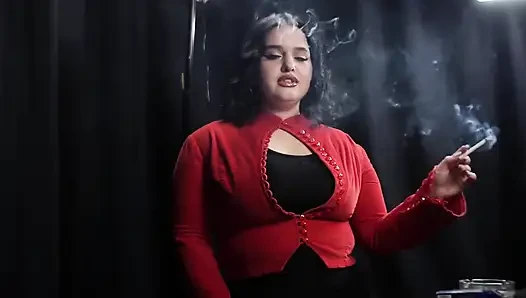 Tombul esmer kırmızı cardigan içinde sigara içiyor