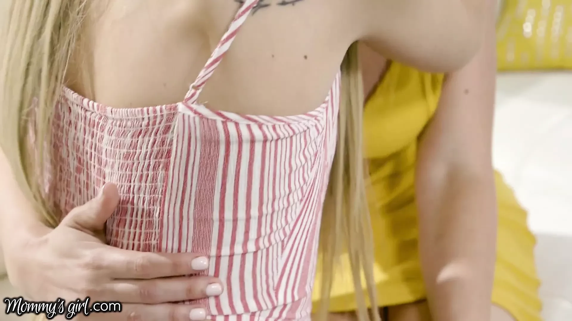 La matrigna di Mommysgirl Scarlett offre il suo corpo come regalo di laurea