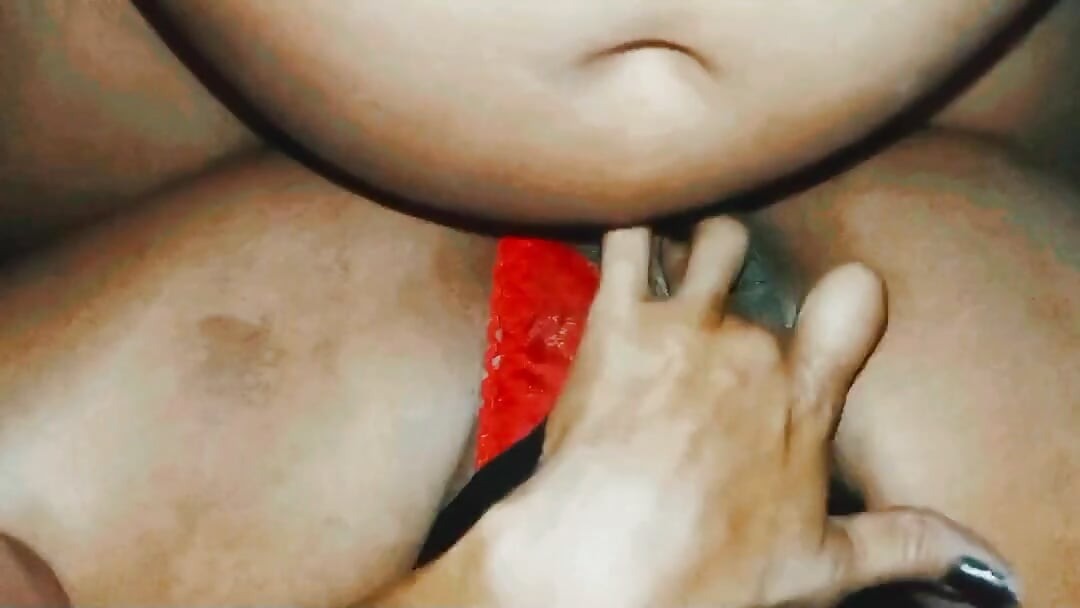 MILF doszła palcami, podczas gdy kłoda wchodzi i wychodzi z tyłka