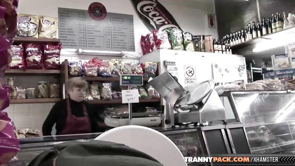 Büyük götlü travesti içindeyken ters kovboy kızda yarağa biniyor