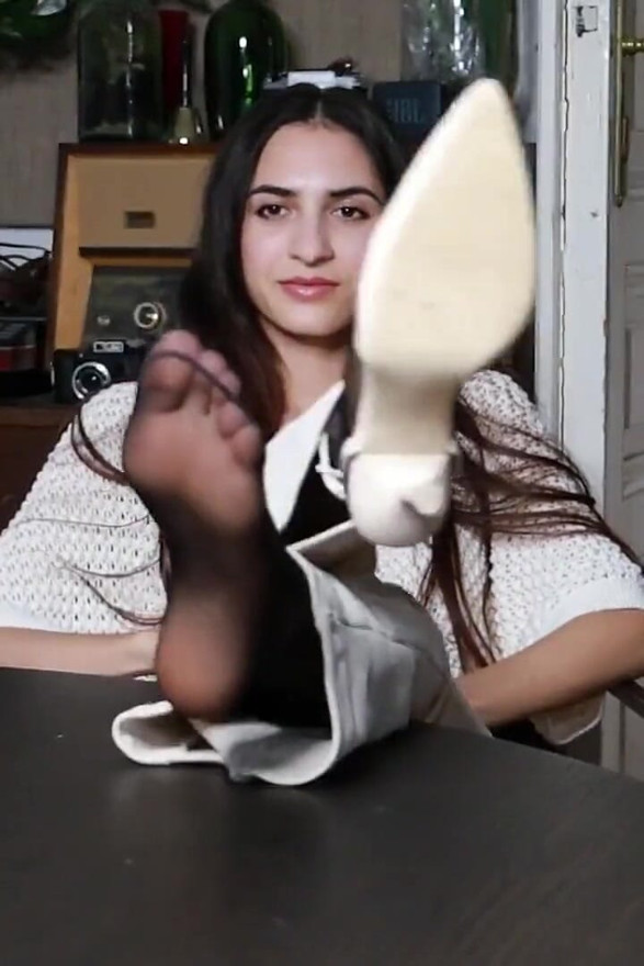 Kerry’s Elegant Nylon Soles & High Heel Shoeplay