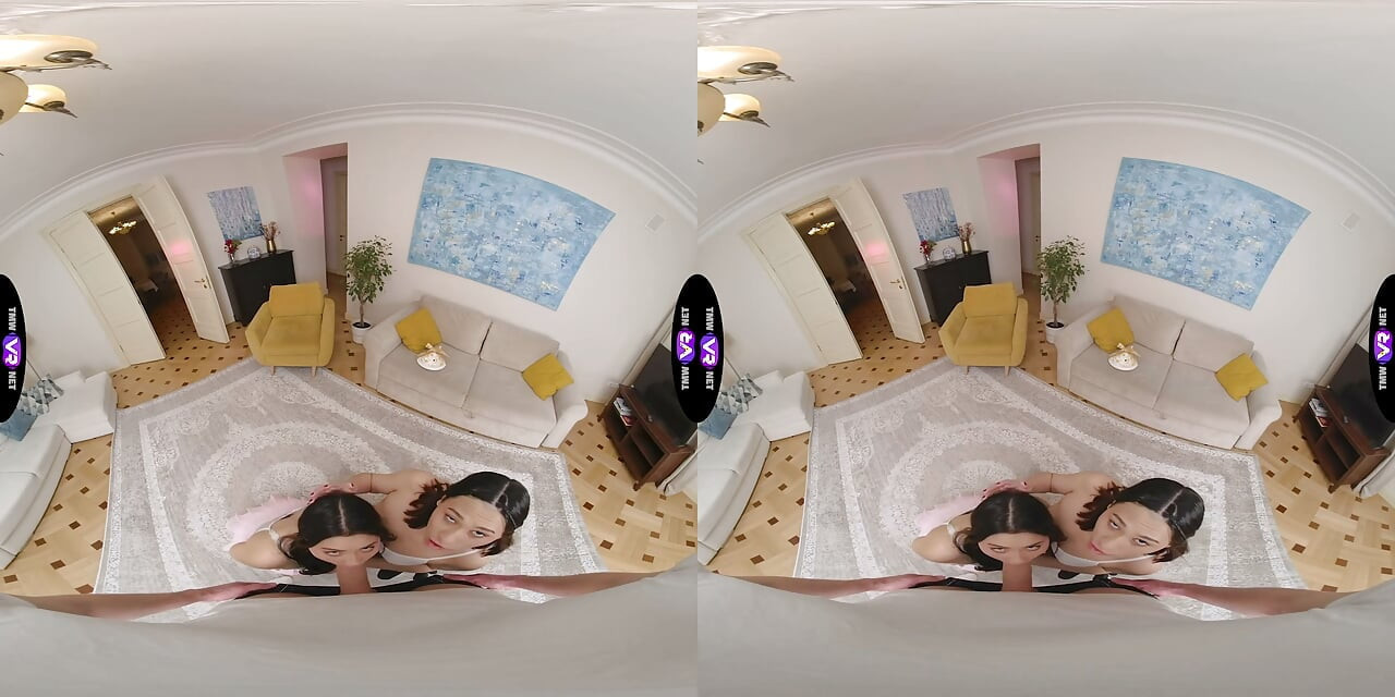 Geile sletten Roxy en Amelia bedanken hem met een dubbele pijpbeurt - Teenmegaworld