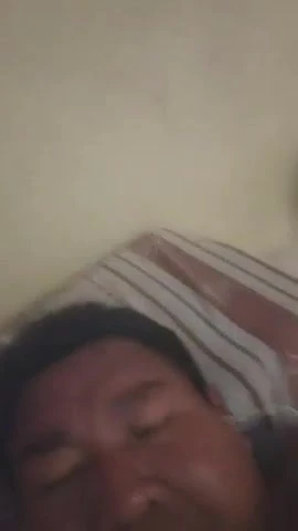 Tio gordito masturbandose