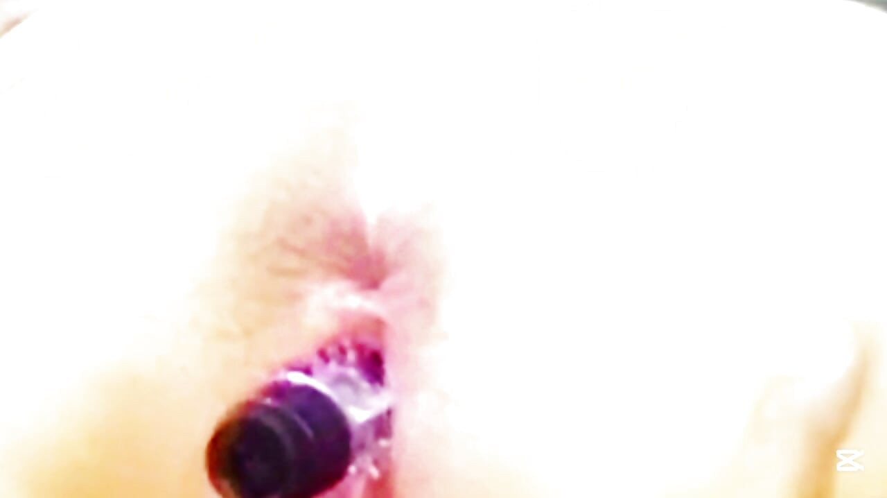 Deliciosa mulher madura com uma bunda grande em lingerie e salto alto