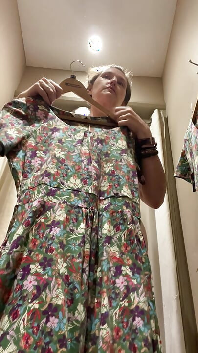 Ficando nua para experimentar novos vestidos em público!