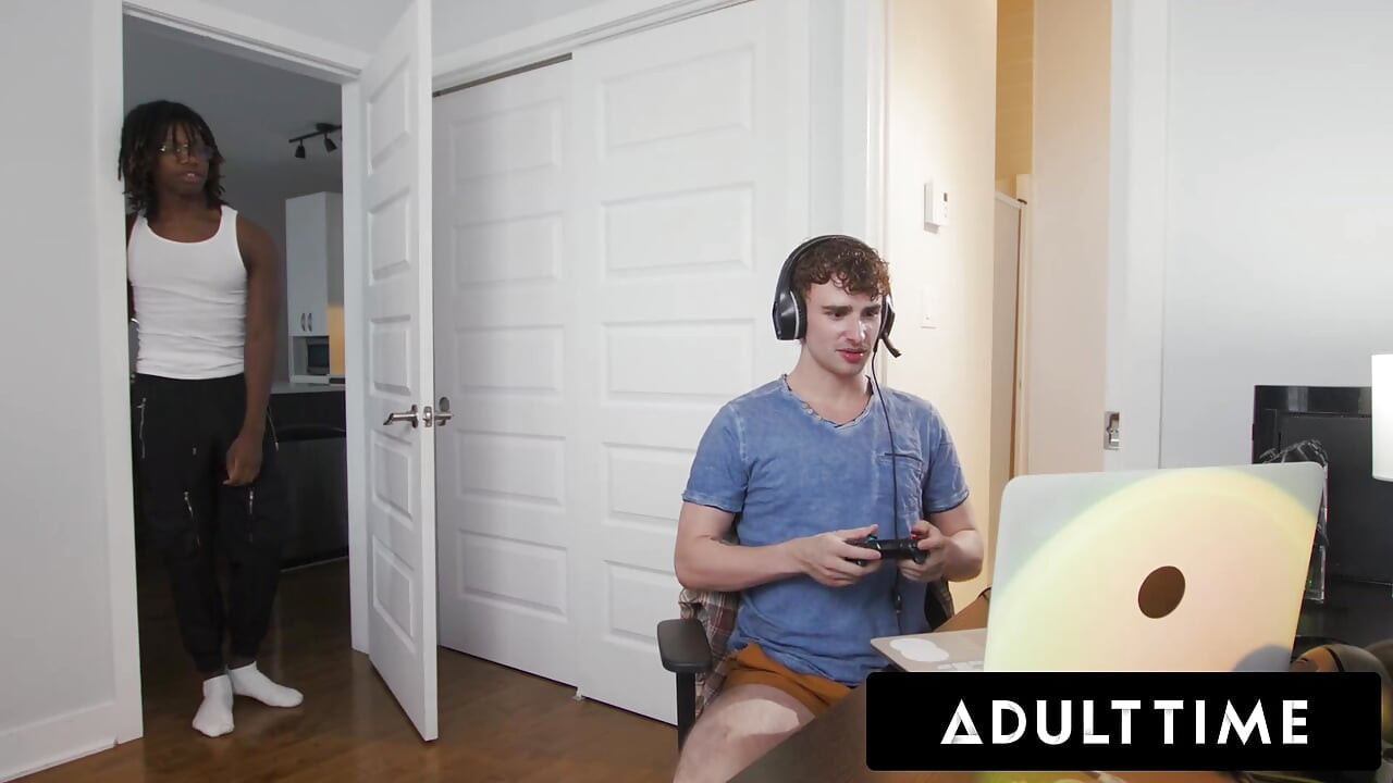 ADULT TIME - Gamer Ryan Jacobs और रूममेट Jade Desire कंधे की मालिश को झटका देने वाले सत्र में बदल देती है