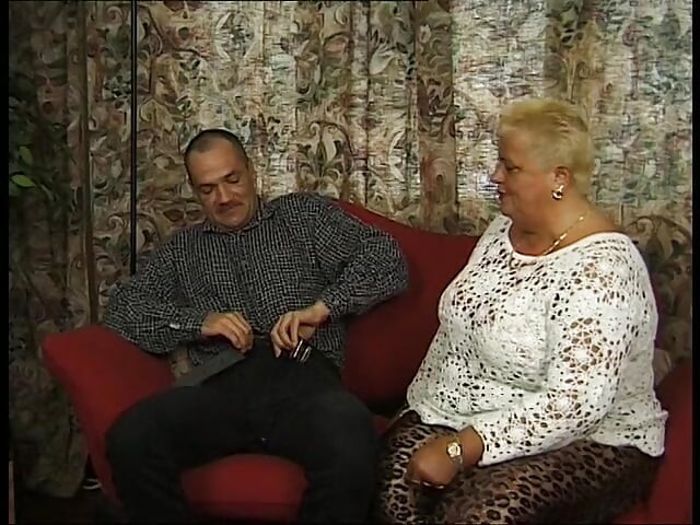 Blonde oma wird gefistet und bläst schwanz