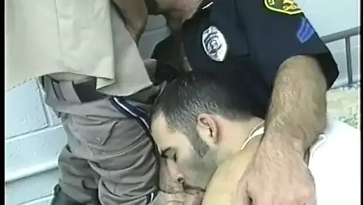 Trois officiers gays sucent une bite et se branlent