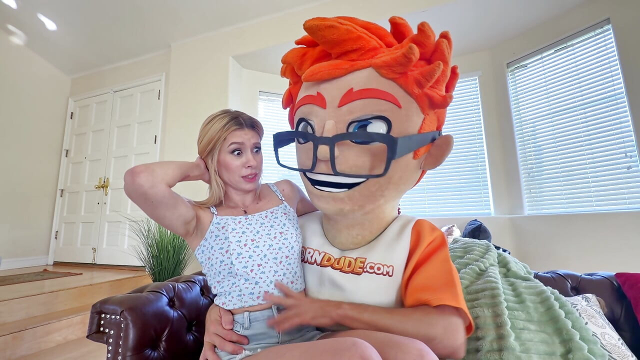 כיף עבודת רגליים עם בלונדינית עירומה אנה קובצ'נקו על ספת PornDudeCasting!