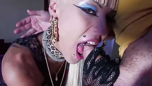 Anal gefingert und dann hart gefickt