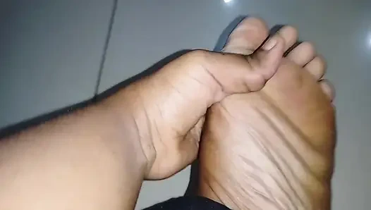 Sevimli ateşli kız 18+ tüm finansal varlıklarınız karşılığında zevkiniz için güzel temiz ayaklarını sunar.