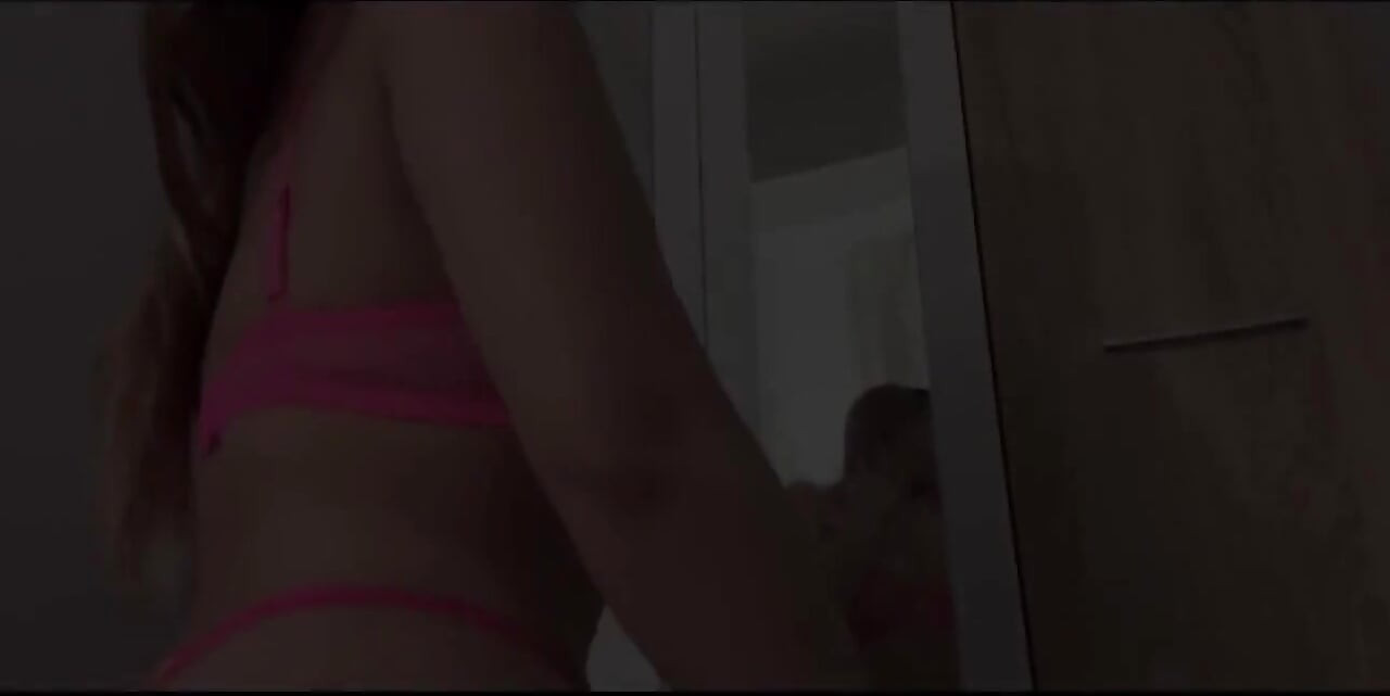 Pembe iç çamaşırlı striptiz