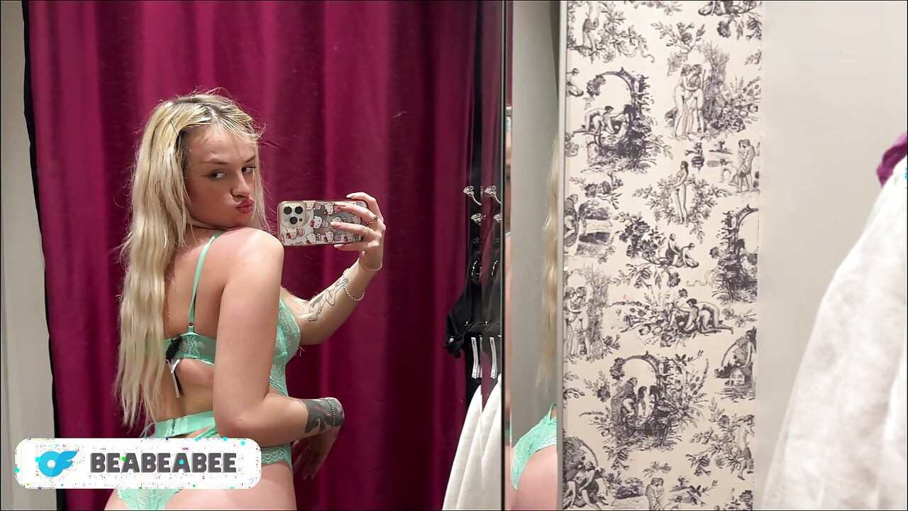 A vékony brit tini átlát a fehérneműn MEZTELENÜL