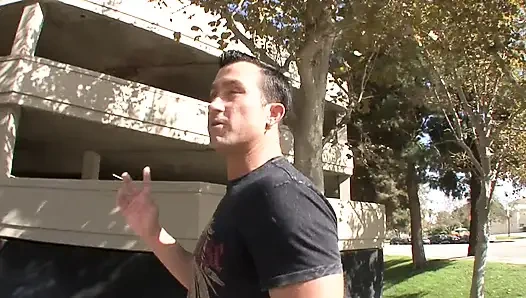 Сильная политая киска похотливой крошки выглядит немного полной спермы