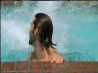 Gregory michael在游泳池里的裸体场景