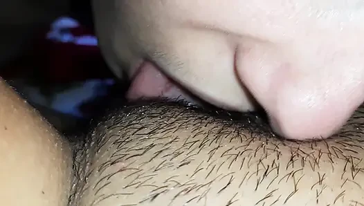 Ich lecke die muschi meiner freundin, wichs meine sehr haarige muschi und komme gleichzeitig mit ihr