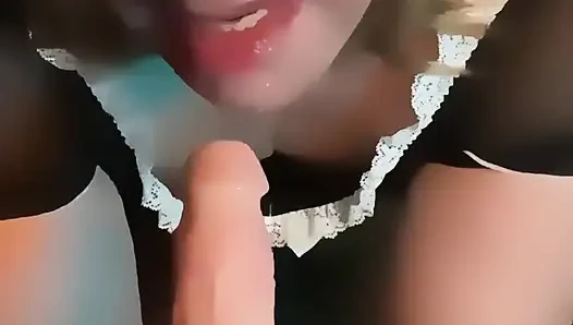 Amatör kadın kılıklı emiyor ve sikiliyor