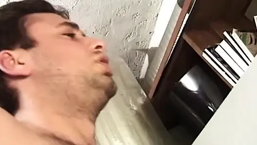 Azgın orta yaşlı seksi kadın özensiz garajda zonklayan yarağı gırtlağına kadar alıyor