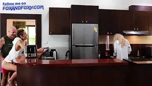 Чуть не застукали в сюрпризе анальный кримпай с падчерицей