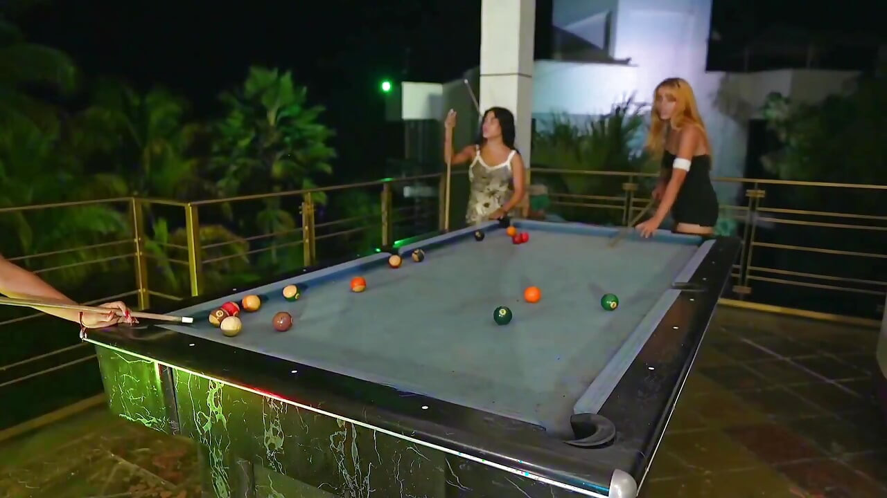 latinas jogam bilhar e colocam vibrador na bunda do perdedor GGmansion