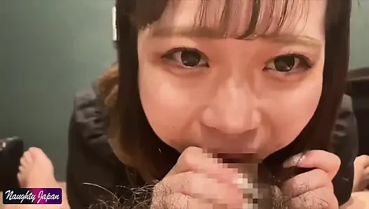 Busty Net Café Schönheit mit leuchtenden Augen zieht in einem schnellen, wilden privaten Moment Blicke auf sich