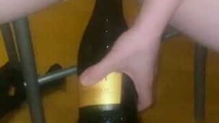 Mujeres que usan una botella de vino como consolador