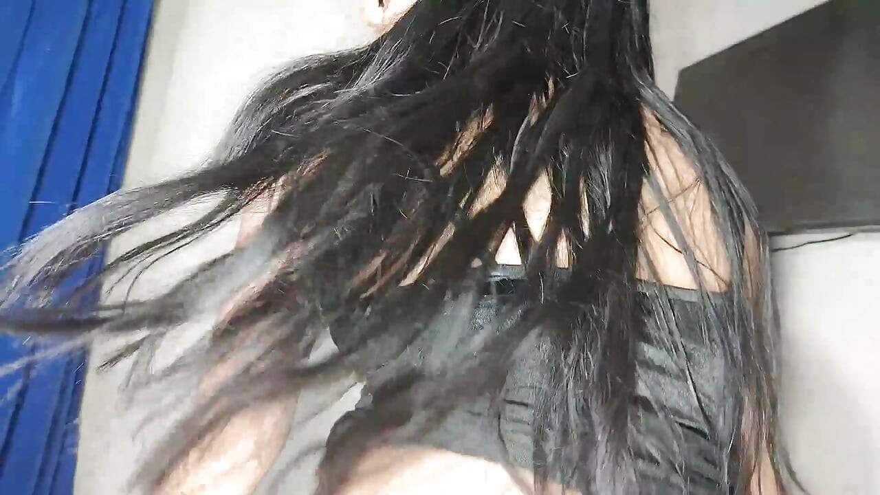 Brünette sekretärin wird von ihrem dicken arsch penetriert