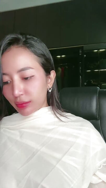 CHICK LIKES TO CUM IN PUBLIC, VIDEO CALL SWIPE PUSSY
