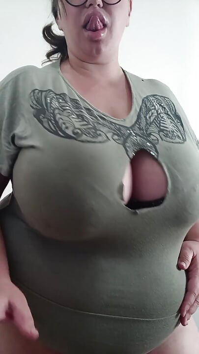 Knip het gat in mijn topje om tieten eruit te halen