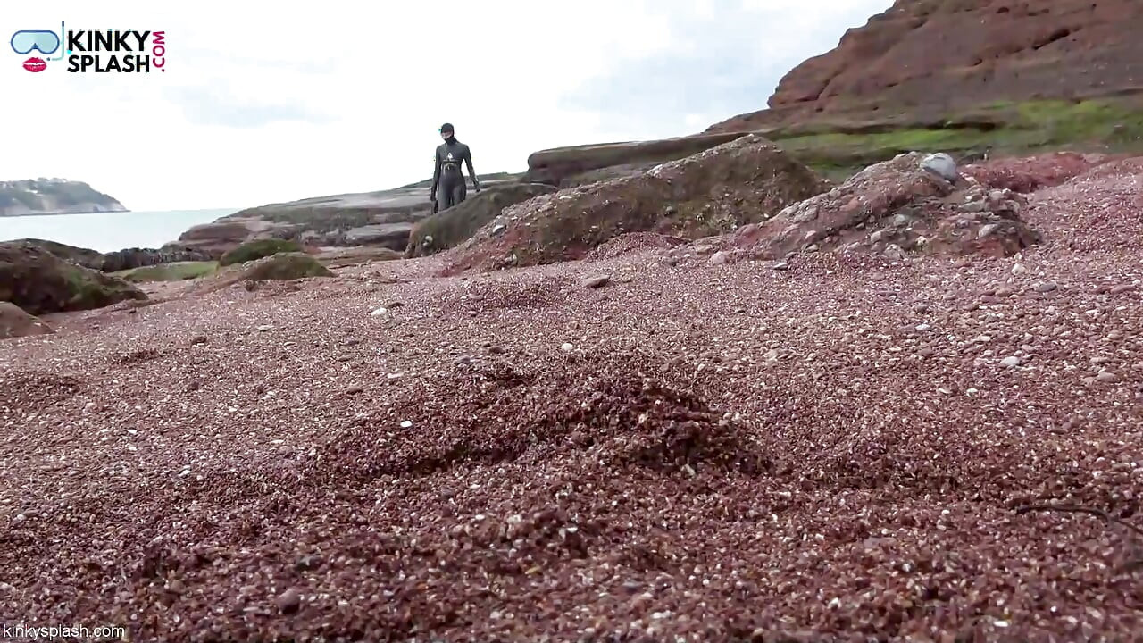 Wetsuit Giantess发现一个小玩具挑逗