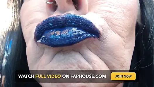 Bebek closeup lip wand ungu biru