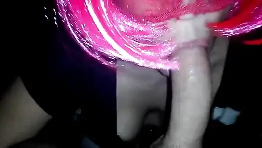 Ateşli hizmetçi yarak emiyor ve kuyruğuna boşalıyor