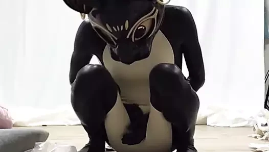 Gummibastet kommer i sin latexkattdräkt med trollstav