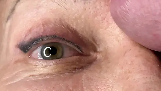 Tante ngentot kontol sampai crot di mata - close up