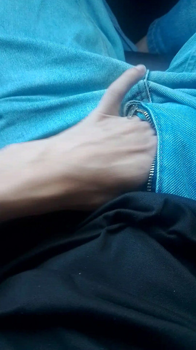 Cara em um carro mostra o seu