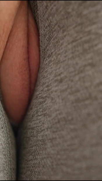 Pussy tease through hole ripped leggings