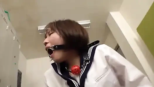 Неон Токио соблазняет, свежая деревенская женщина дрейфует через город с блестящими губами.