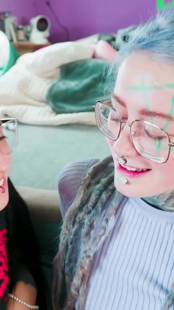 Στιγμή που πρέπει να μοιραστείτε από "Τρίο ΠΡΩΚΤΙΚΟ POV με 2 Thick Goth TEENS!"