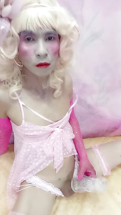 Oanh Le transgênero vestindo sexy pornô selfie love cup