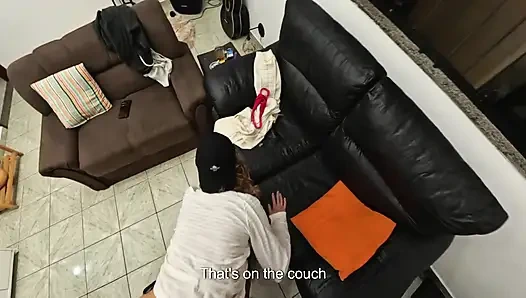 Лесбиянка, сомневаюсь, сосет и дает ее киску, пока она не испытывает оргазма.