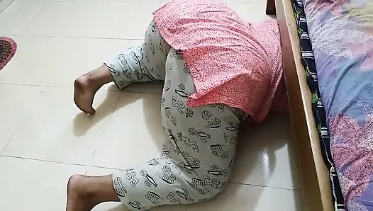 Stiefsohn kommt in ihren dicken arsch, während stiefmutter unter dem bett stecken bleibt