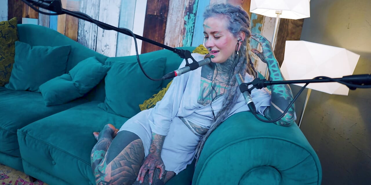 Eu falo sobre F - Fear - asmr podcast SFW falando gótica magrinha menina dreadlocks tatuagem modelo tatuada menina