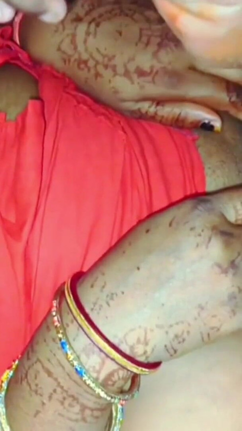 Bhabhi ne bhaiya ka kala lund chuss ke chut me land dal liya.indian desi bolwjob sexy video.big boobs wali aunty ko unkal ne raa | Clip 1